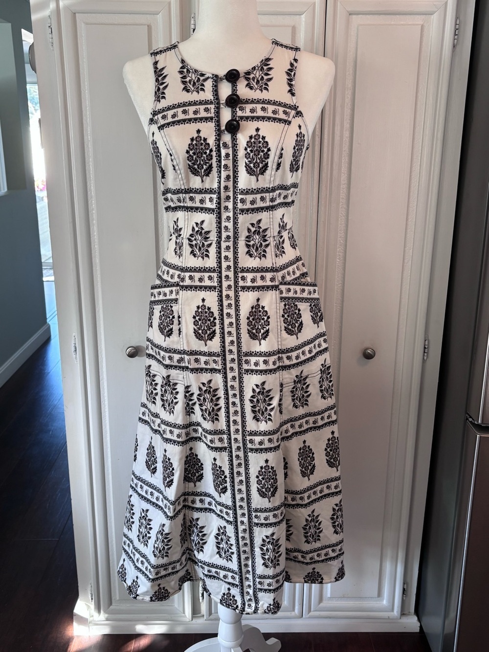 Sleeveless Black & White Printed Midi Dress - Elegant Floral Block Print sz 0